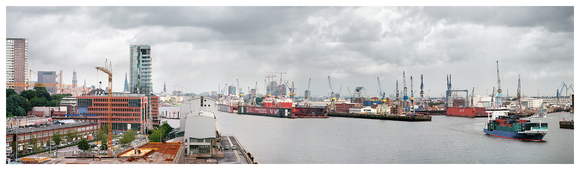 Hamburg - Panorama des Hafens vom Teherani Haus